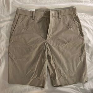 NEW WITH TAGS Uniqlo brand new mens small 27-30 khaki shorts